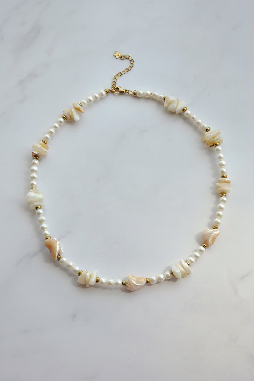 Pearl and seashell beads necklace