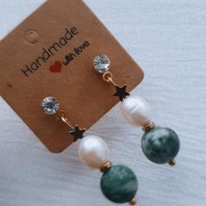 Pearl and green beads earrings