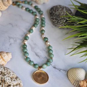 Necklace with round pedant