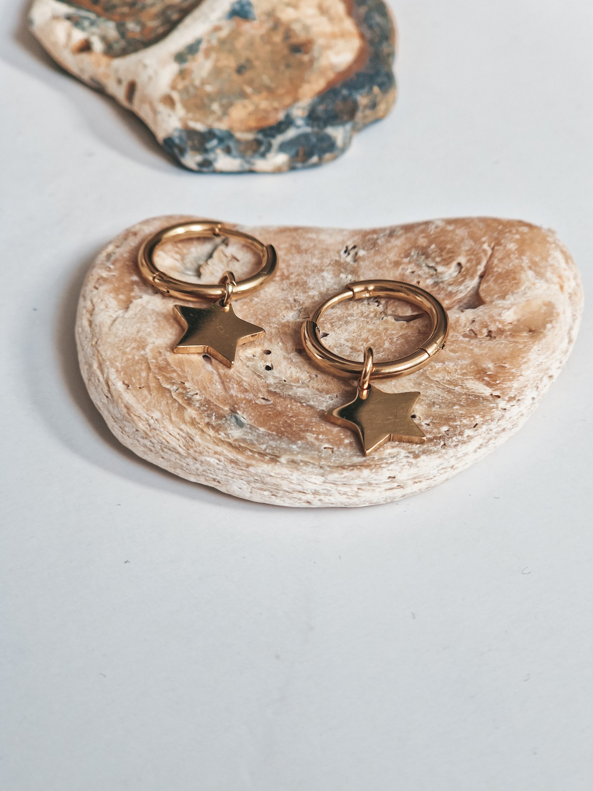 Gold hoops earrings with stars - Image 2