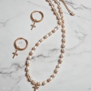 Freshwater pearl necklace with cross pendant